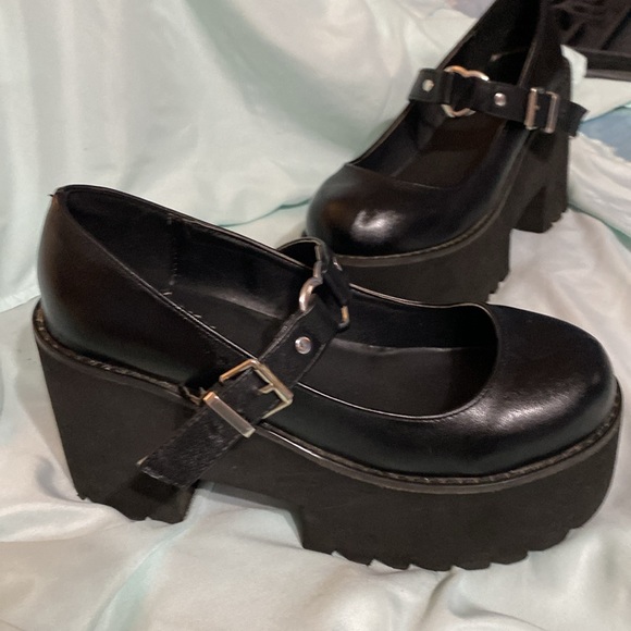 Black Mary Jane platforms size 9 - Picture 2 of 4